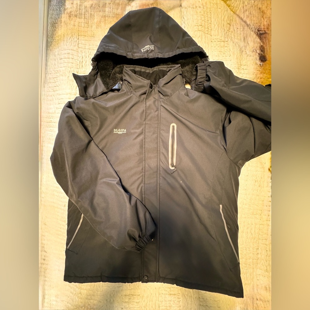 Men's Black Insulated Hooded cost, like new. 
Mens XL,
HUGE DISCOUNT